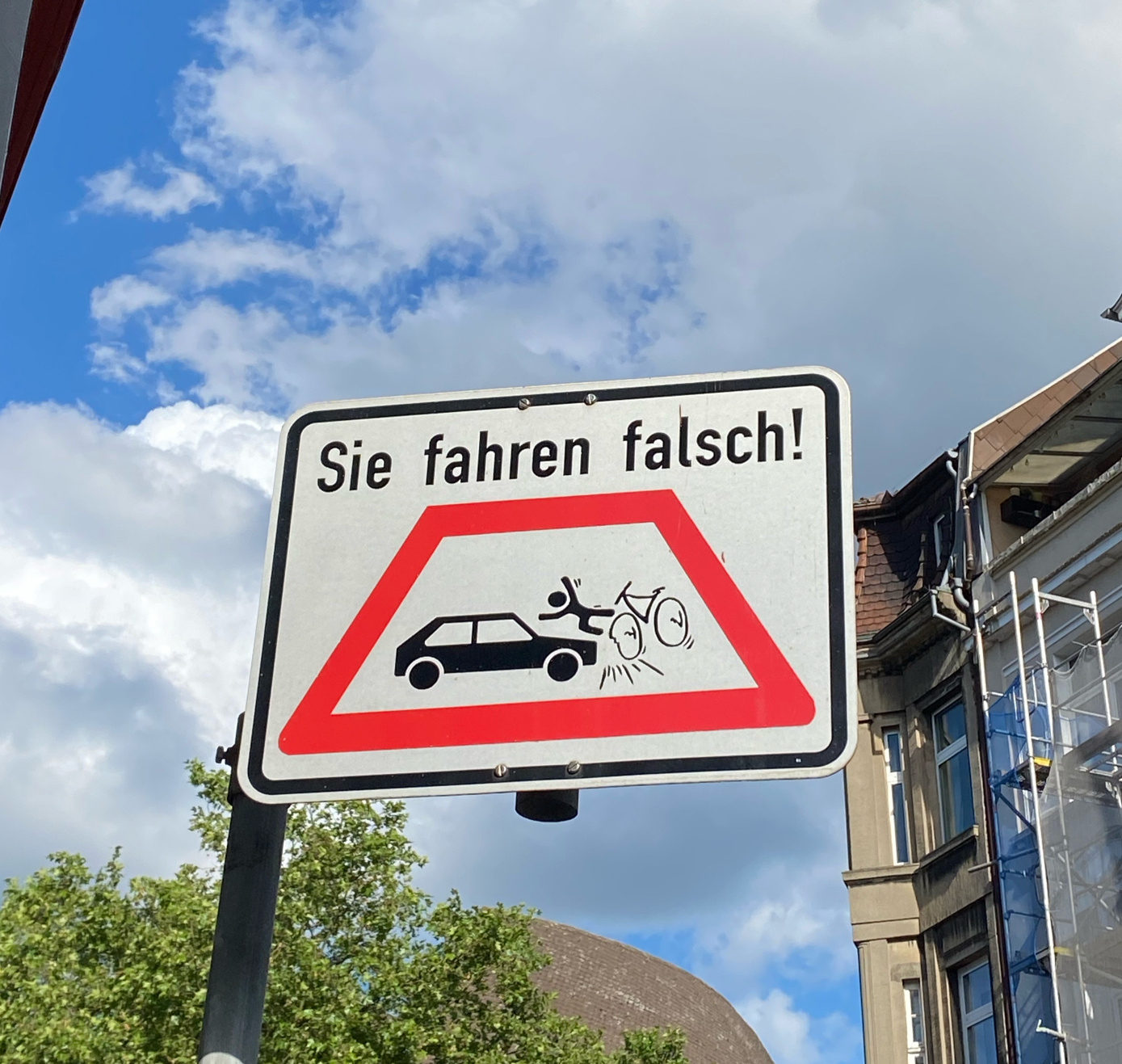 Schild im Stile eines Verkehrsschildes mit Beschriftung "Sie fahren falsch!"