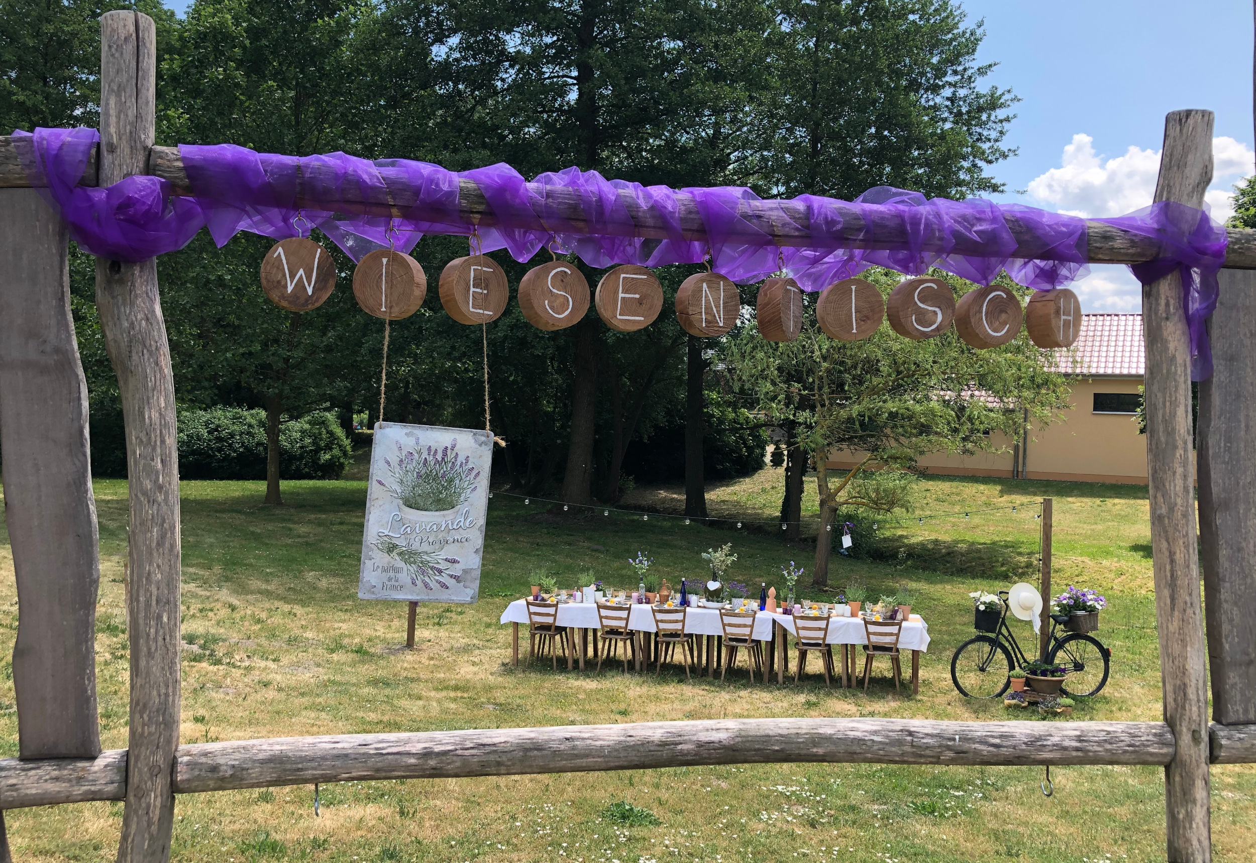 Ein Tisch auf einer Wiese
